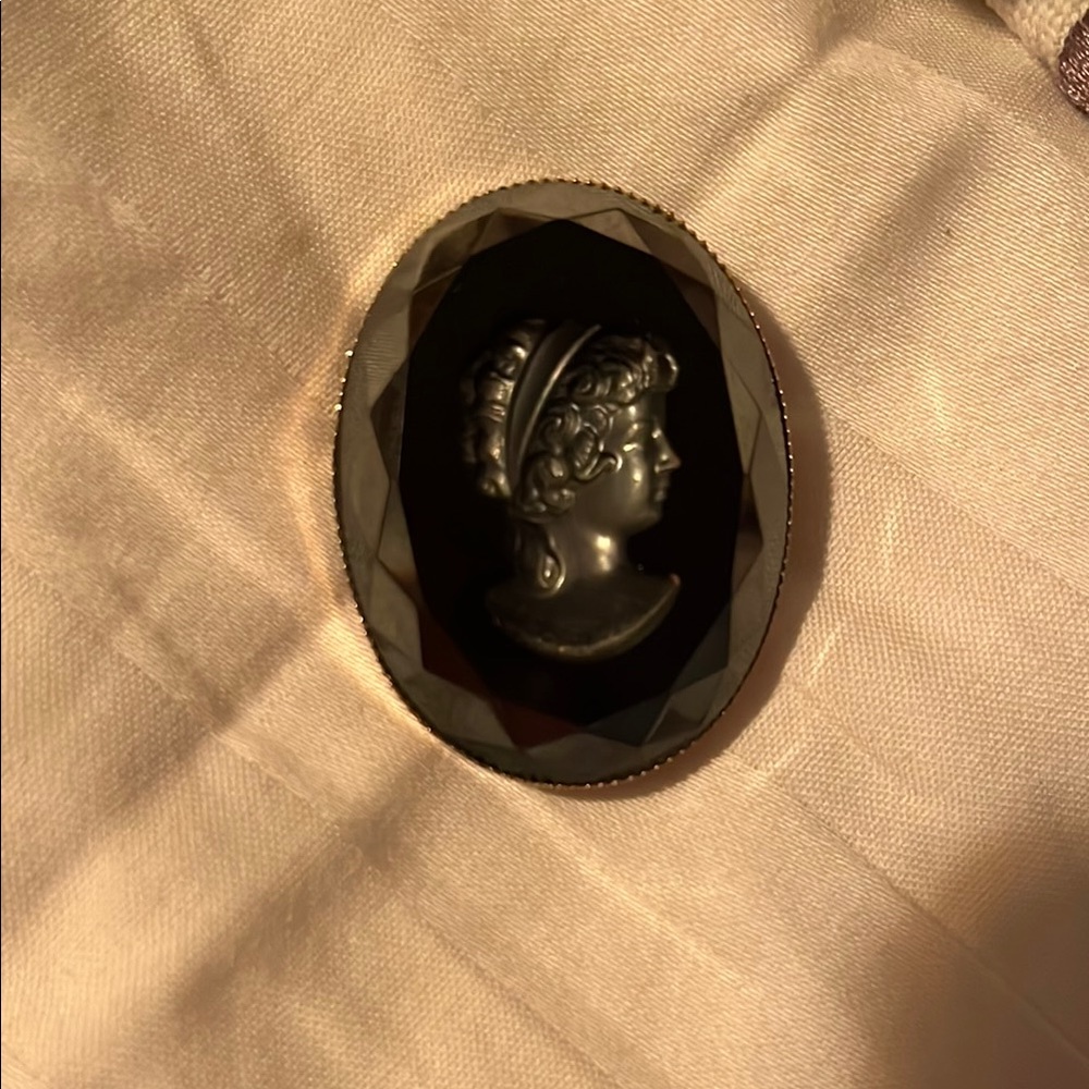 Vintage Cameo Brooch